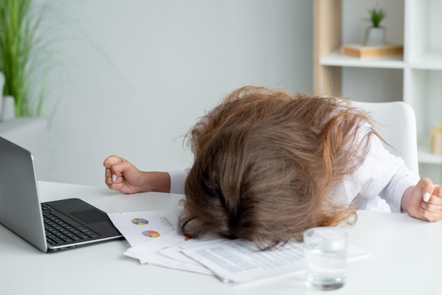 Compiti disinteressati della donna dell'ufficio di lavoro esaurito