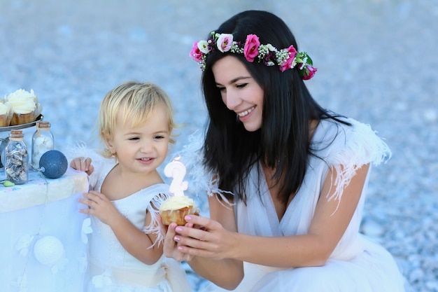 compleanno di ragazze al mare, con la mamma