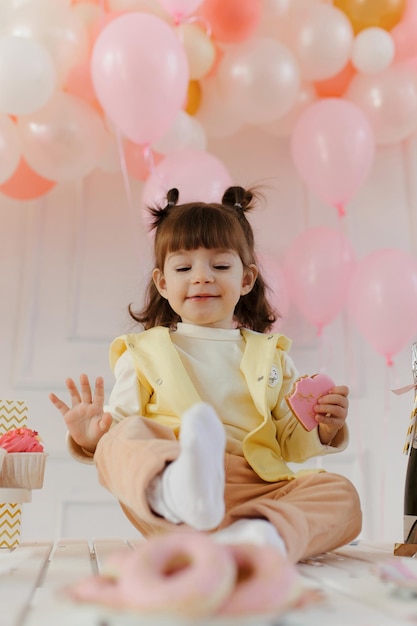 Compleanno di una bambina con decorazioni rosa Palloncini rosa Tavolo festivo per bambini