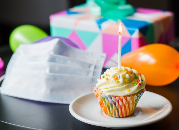 Compleanno in quarantena in isolamento. Cupcake compleanno, maschera, regali e accessori per le vacanze.