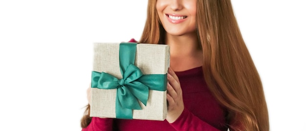 Compleanno Natale o regalo di vacanza donna felice in possesso di un regalo verde o consegna di abbonamento di lusso beauty box isolato su sfondo bianco