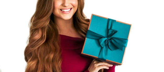 Compleanno Natale o regalo di vacanza donna felice in possesso di un regalo verde o consegna di abbonamento di lusso beauty box isolato su sfondo bianco