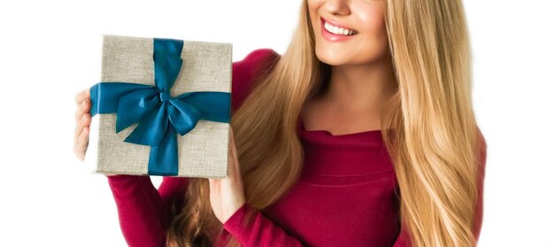 Compleanno Natale o regalo di vacanza donna felice in possesso di un regalo verde o consegna di abbonamento di lusso beauty box isolato su sfondo bianco