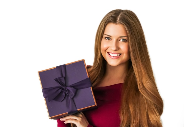 Compleanno Natale o regalo di vacanza donna felice in possesso di un regalo viola o consegna in abbonamento di lusso beauty box isolato su sfondo bianco