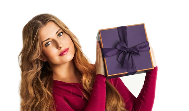 Compleanno Natale o regalo di vacanza donna felice in possesso di un regalo viola o consegna in abbonamento di lusso beauty box isolato su sfondo bianco