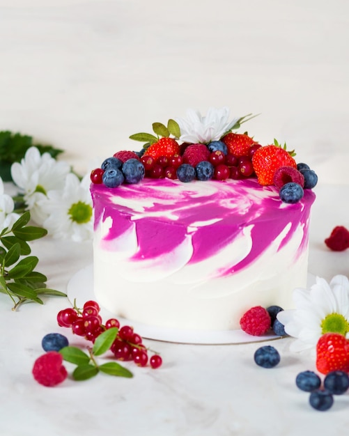 compleanno Torta ai frutti di bosco per la festa Fragole mirtilli ribes rosso Vacanza torta rosa