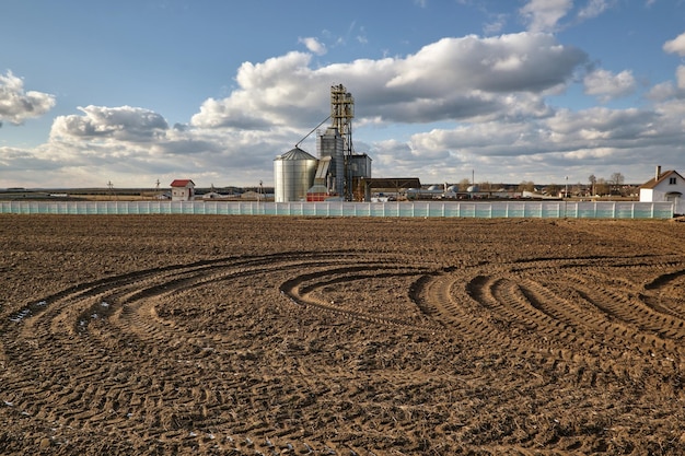 Complesso agroindustriale con silos e linea di essiccazione cereali e pulitura sementi