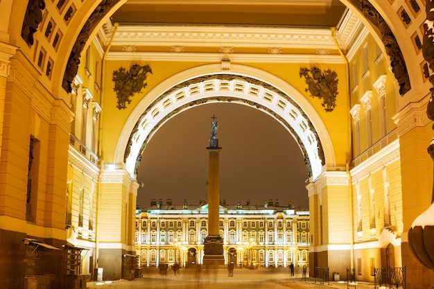 Complesso architettonico con la vista della colonna di Alessandro attraverso la piazza del palazzo dell'arco di notte artifi...