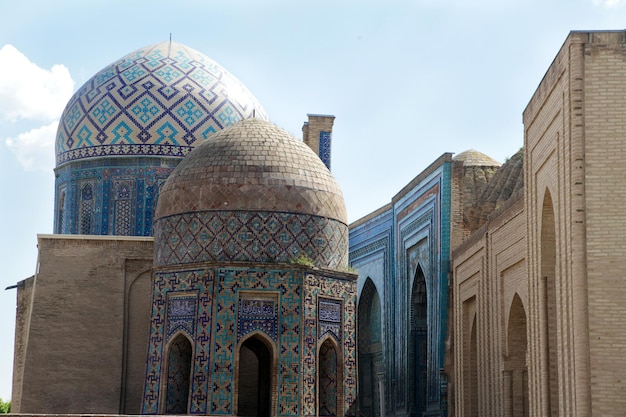 Complesso commemorativo ShakhiZinda a Samarcanda in Uzbekistan Le cupole delle torri della moschea Concetto di turismo 2