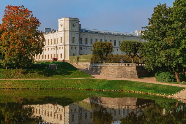 Complesso del palazzo e del parco di Gatchina Park in una soleggiata giornata autunnale Gatchina San Pietroburgo Russia