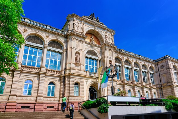 Complesso di resort termale di Friedrichsbad in una strada della città vecchia di Baden Baden, regione del Baden Wurttemberg, Germania. Vista del paesaggio urbano di persone a Thermalbad nella città tedesca di Bath in Europa. Punto di riferimento. Viaggio