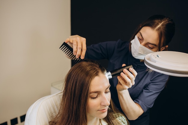 Complesso diagnostico per esame microscopico di capelli e pelle del cuoio capelluto