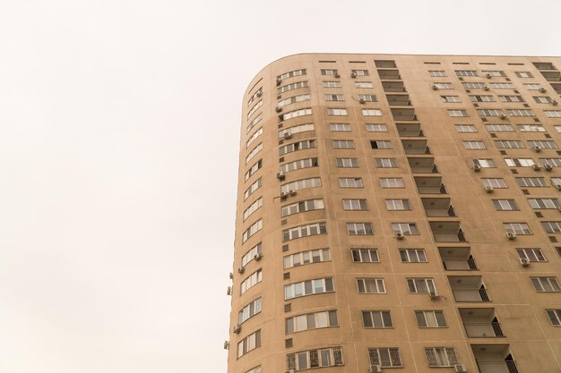 Complesso residenziale a più piani contro il cielo. Architettura urbana