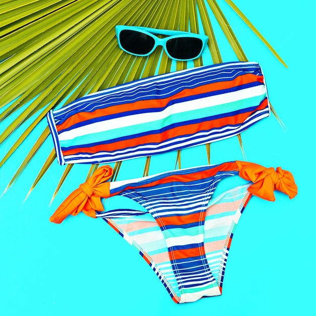 Completo da spiaggia alla moda Costume da bagno e accessori