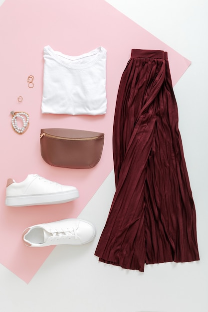 Completo urbano basic donna gonna bordeaux scarpe sneakers bianche tshirt basic marsupio.