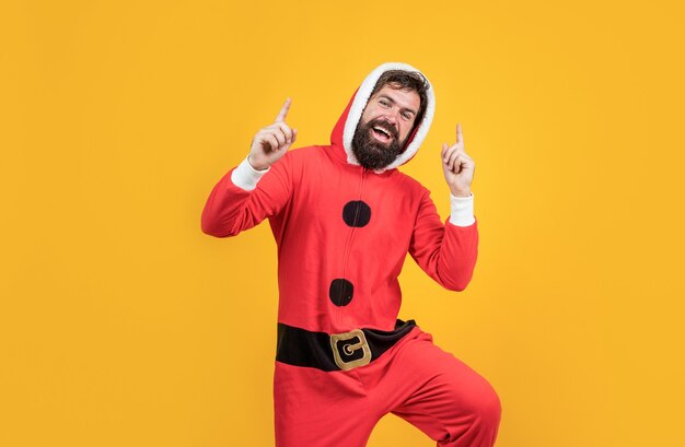 Complimenti sinceri. divertimento di festa. Buon anno. buon Natale. saldi natalizi stagionali. uomo maturo barbuto indossa il costume rosso di babbo natale. pronto per la celebrazione. prepararsi per le vacanze invernali.