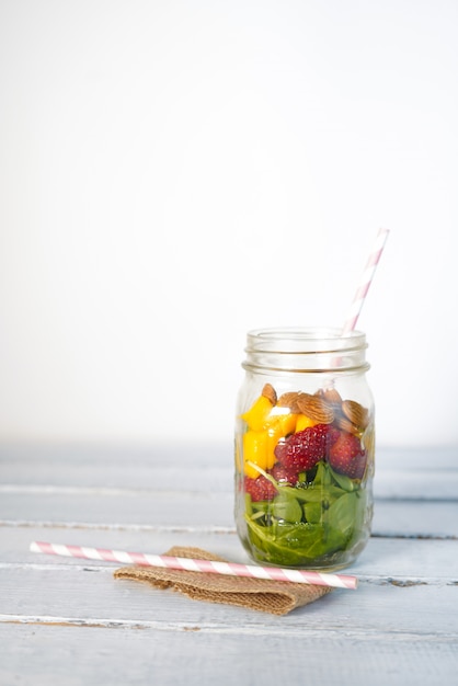 Componenti di vitamine Green Reach Frullato con spinaci baby leaf, mango, latte di mandorla e fragola