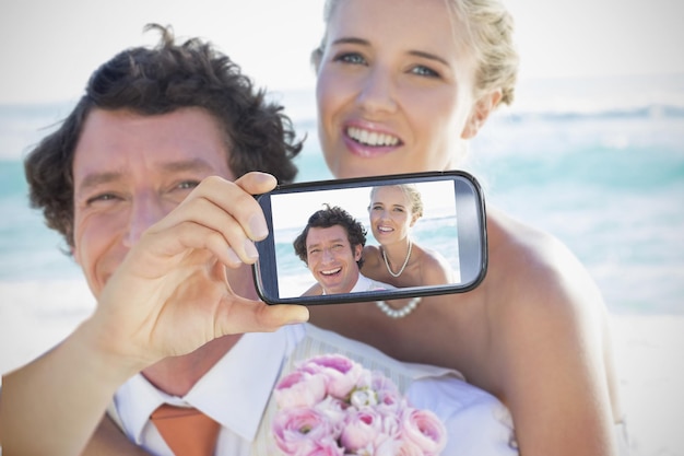 Composito di coppia che si fa selfie su smartphone