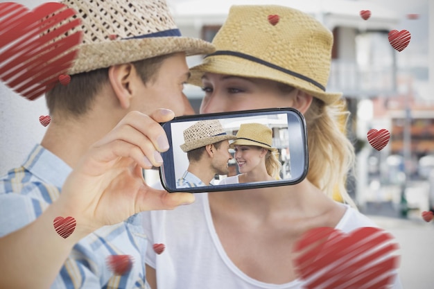 Composito di coppia prendendo selfie di San Valentino