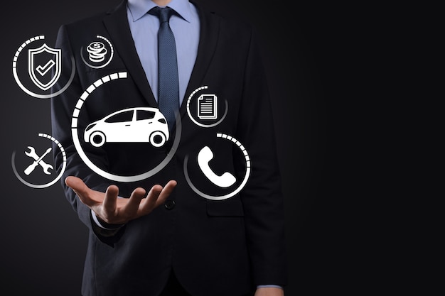 Composito Digitale dell'uomo che tiene l'icona dell'auto. Assicurazione automobilistica per auto e concetto di servizi per auto. Uomo d'affari con gesto d'offerta e icona dell'auto.