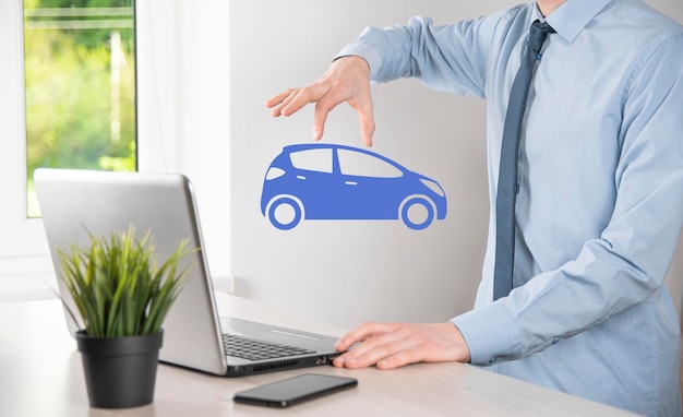 Composito Digitale dell'uomo che tiene l'icona dell'auto. Assicurazione automobilistica per auto e concetto di servizi per auto. Uomo d'affari con gesto d'offerta e icona dell'auto.