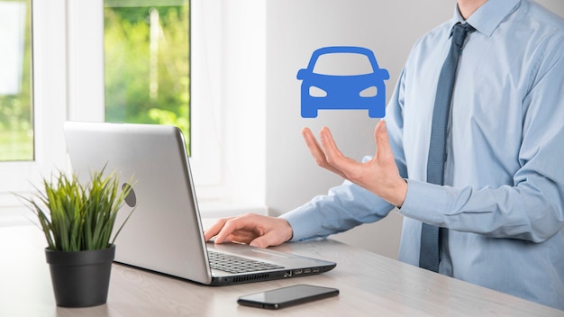 Composito Digitale dell'uomo che tiene l'icona dell'auto. Uomo d'affari con gesto d'offerta e icona dell'auto.