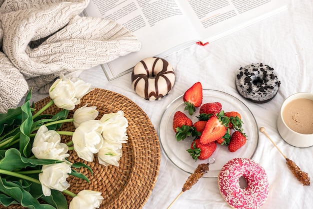 Composizione accogliente con un bouquet di tulipani e una tazza di caffè