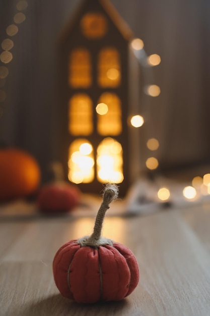 Composizione accogliente di Halloween e autunnale con decorazioni per la casa di ottobre di zucche