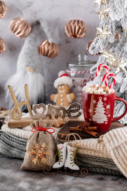 Composizione accogliente in natale con una tazza e biscotti. Cioccolata calda con marshmallow.