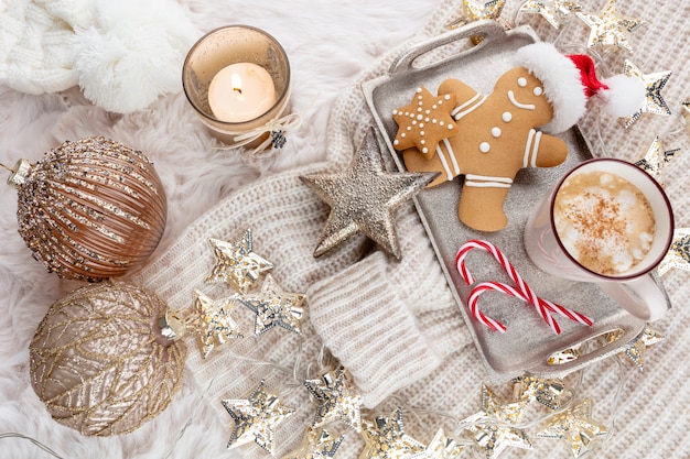 Composizione accogliente in natale con una tazza e biscotti. Cioccolata calda con marshmallow.