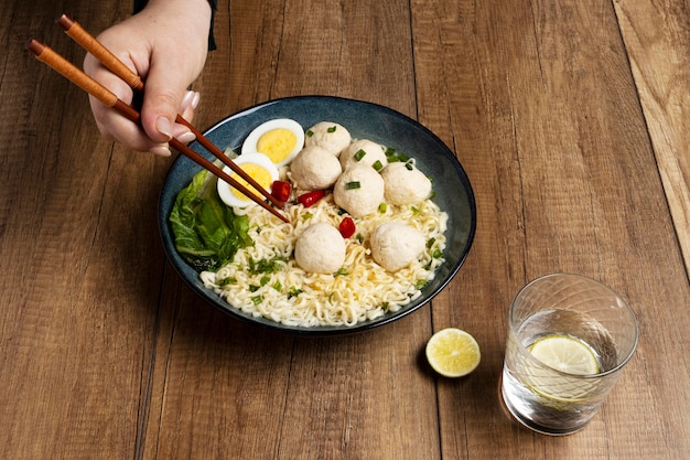 Composizione ad alto angolo di delizioso bakso indonesiano