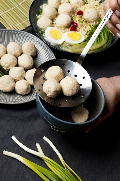 Composizione ad alto angolo di delizioso bakso indonesiano