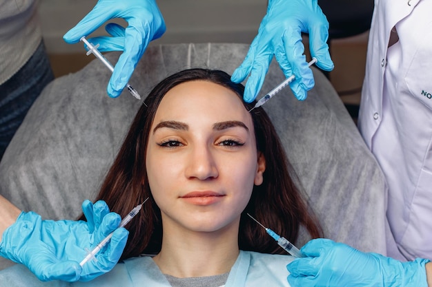 Composizione astratta con una giovane ragazza sdraiata su un divano in primo piano circondata da siringhe cosmetiche.