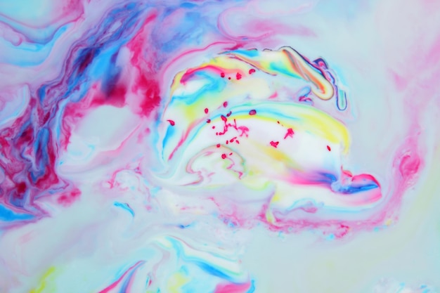 Composizione astratta di arte fluida Silhouette di un delfino su uno sfondo multicolore Sfondo colorato creativo con la silhouette di un delfino su di esso