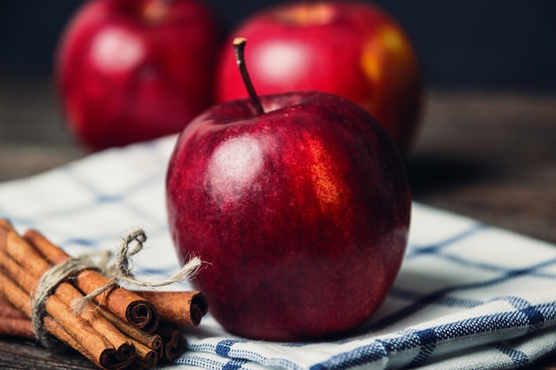 Composizione autunnale con mele rosse fresche sul tavolo