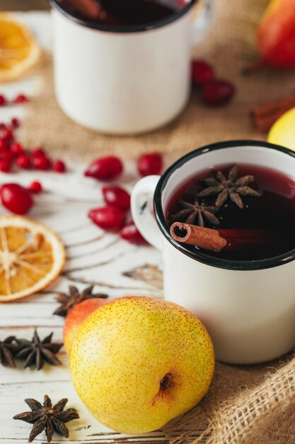 Composizione autunnale con vin brulé caldo e spezie