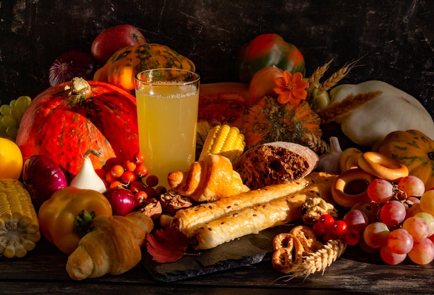 Composizione autunnale Concetto di ringraziamento ancora in vita con frutta zucca verdure