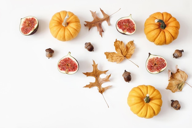 Composizione autunnale di fichi viola maturi Zucche di frutta foglie di acero colorate.