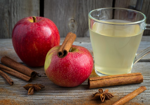 Composizione autunnale scura di mele cannella e sidro