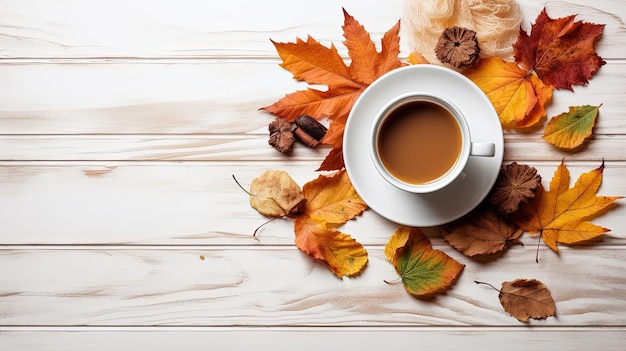 Composizione autunnale Una tazza di caffè e foglie autunnali colorate su uno sfondo di legno bianco