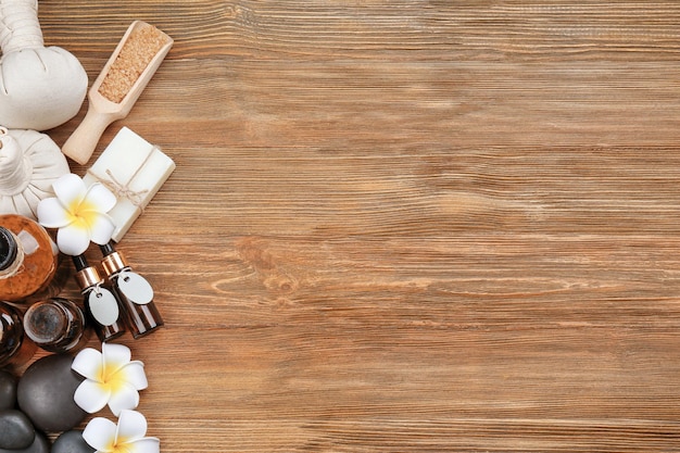 Composizione bellissima spa su fondo in legno