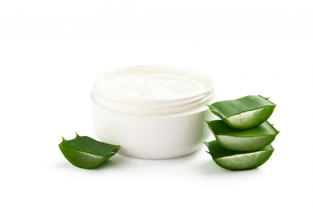 Composizione con accessori per trattamenti naturali isolati su bianco. Aloe Vera