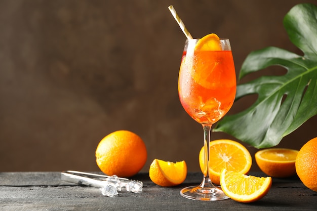 Composizione con aperol spritz cocktail sulla tavola di legno