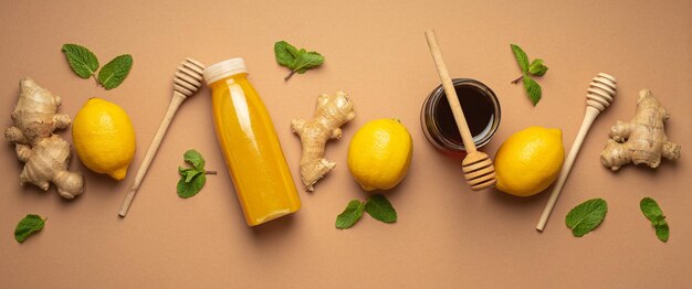 Composizione con bevanda detox limoni menta zenzero miele in