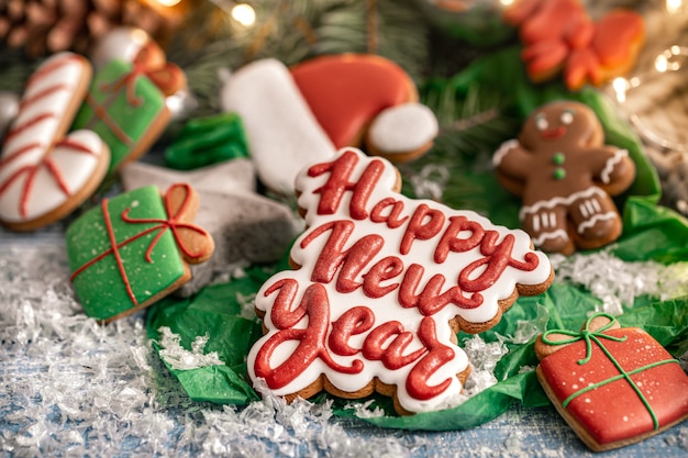 Composizione con biscotti di panpepato glassati di Natale luminosi con bokeh. Prepara i biscotti per i compiti per Natale.