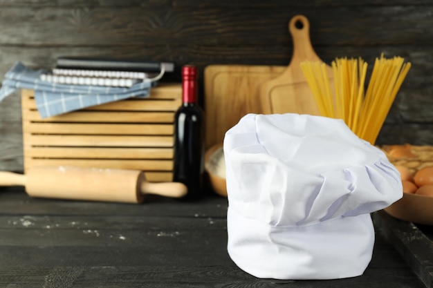 Composizione con cappello da chef per il concetto di spazio di cottura per il testo