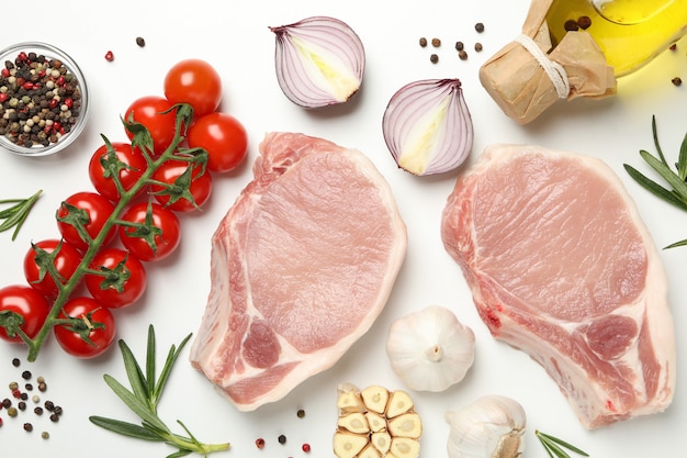 Composizione con carne cruda e ingredienti, vista dall'alto