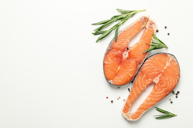 Composizione con carne di salmone e spezie su bianco isolato, vista dall'alto