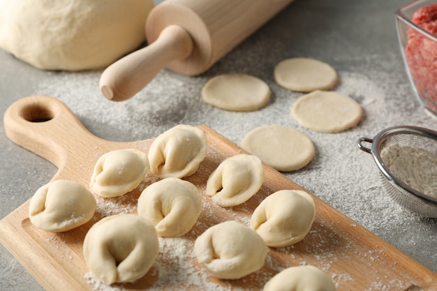 Composizione con carne tritata e gnocchi su grigio, da vicino