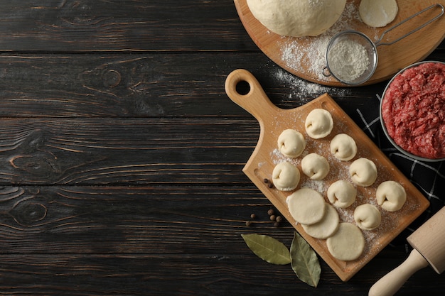 Composizione con carne tritata e gnocchi su legno